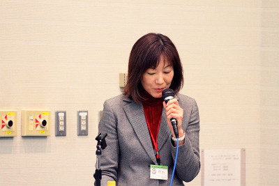 声明を読みあげる副代表